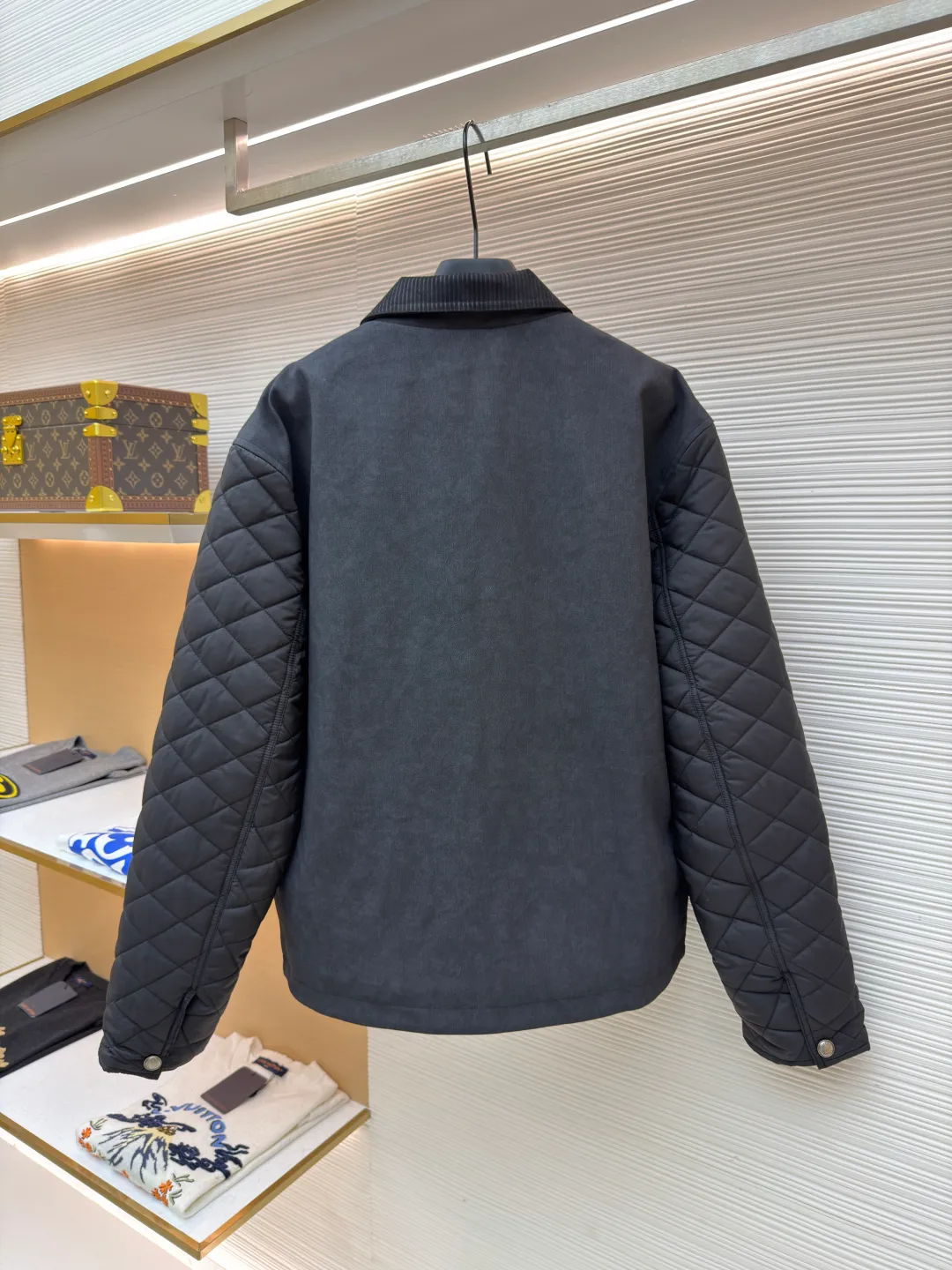 LOUIS VUITTON Nigo co-branded distressed tire cowhide rhombus quilted jacket ●Original version: purchased and developed by 38578 ●Item number: 1682253-B75 ●Fabric: cotton fabric ●Technology: distressed production ●Color: black ●Version: fitted version ●Weight: about 880 grams ●Size: 46-48-50-52 ●Description: Made of ZP custom dyed fabric The threads are dyed in the same cylinder with zero color difference. A full set of accessories are customized to differentiate from the market currency. Welcome to compare. The overall wiring is straight and delicate, the fabric is comfortable and soft, and the color is consistent without color difference. It can be matched with the same style to create a fashionable look and control various occasions. Customized accessories, complete with three standards, same style for men and women!